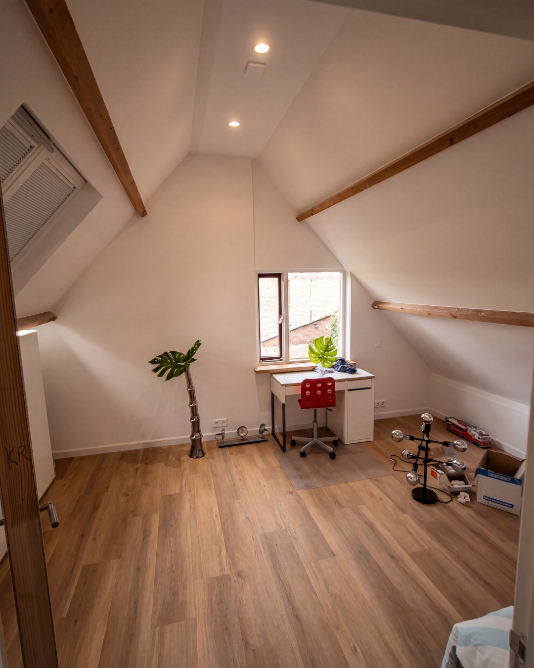 Afgewerkte zolderruimte na renovatie
