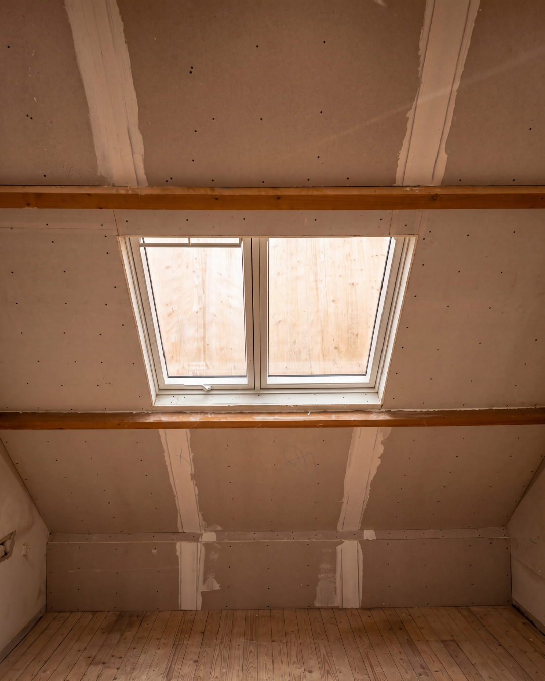 Dakramen en plafond tijdens renovatie van een zolder